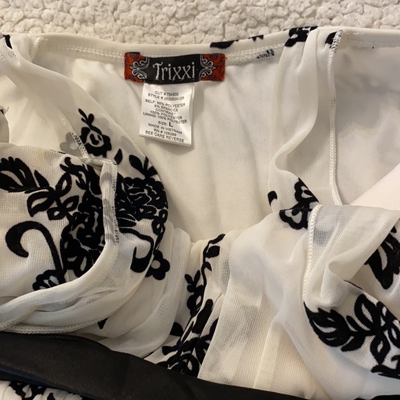 White and black floral dress ✨LAST CHANCE - Picture 5 of 6